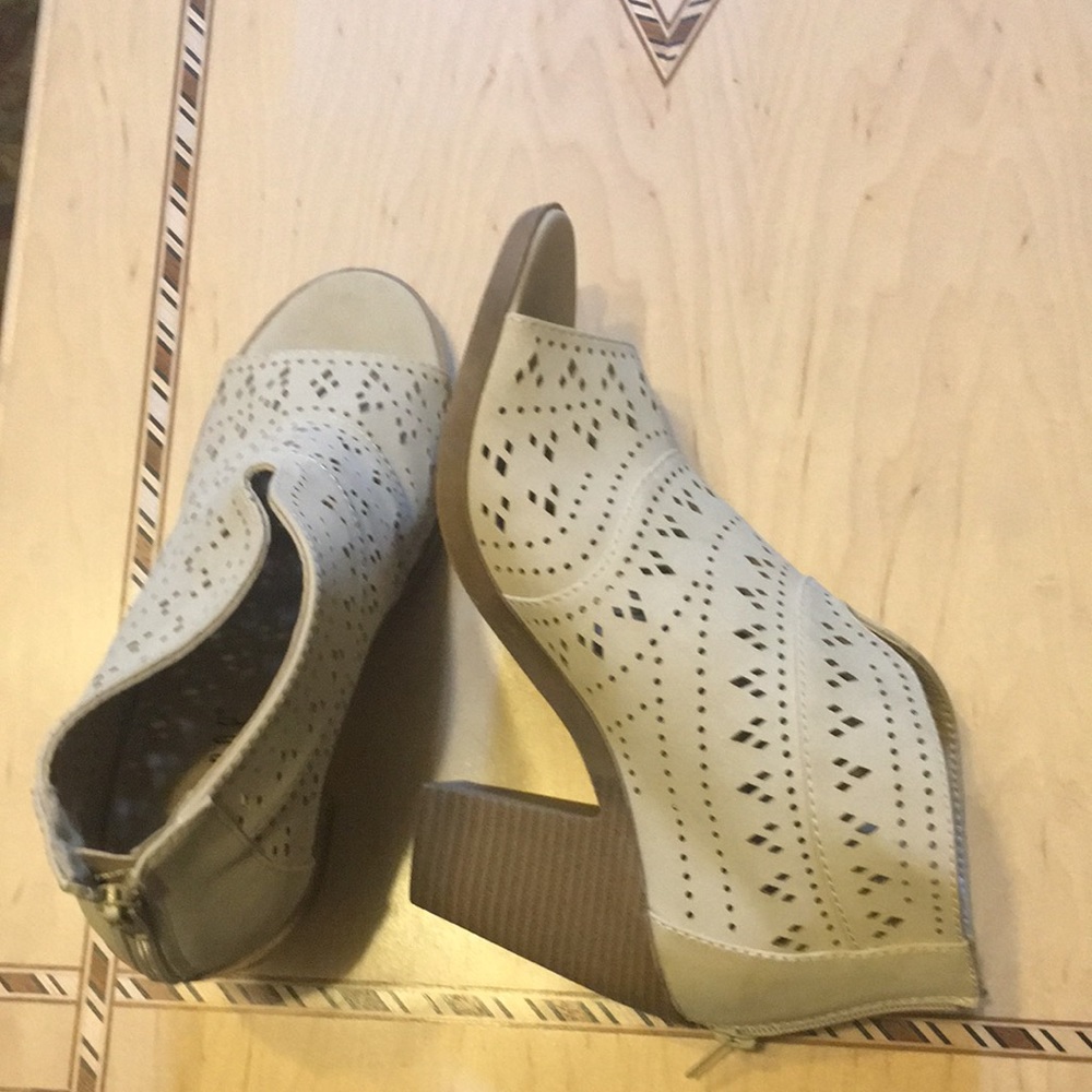 New Jellypop Clarita Cut Out Booties -size 10